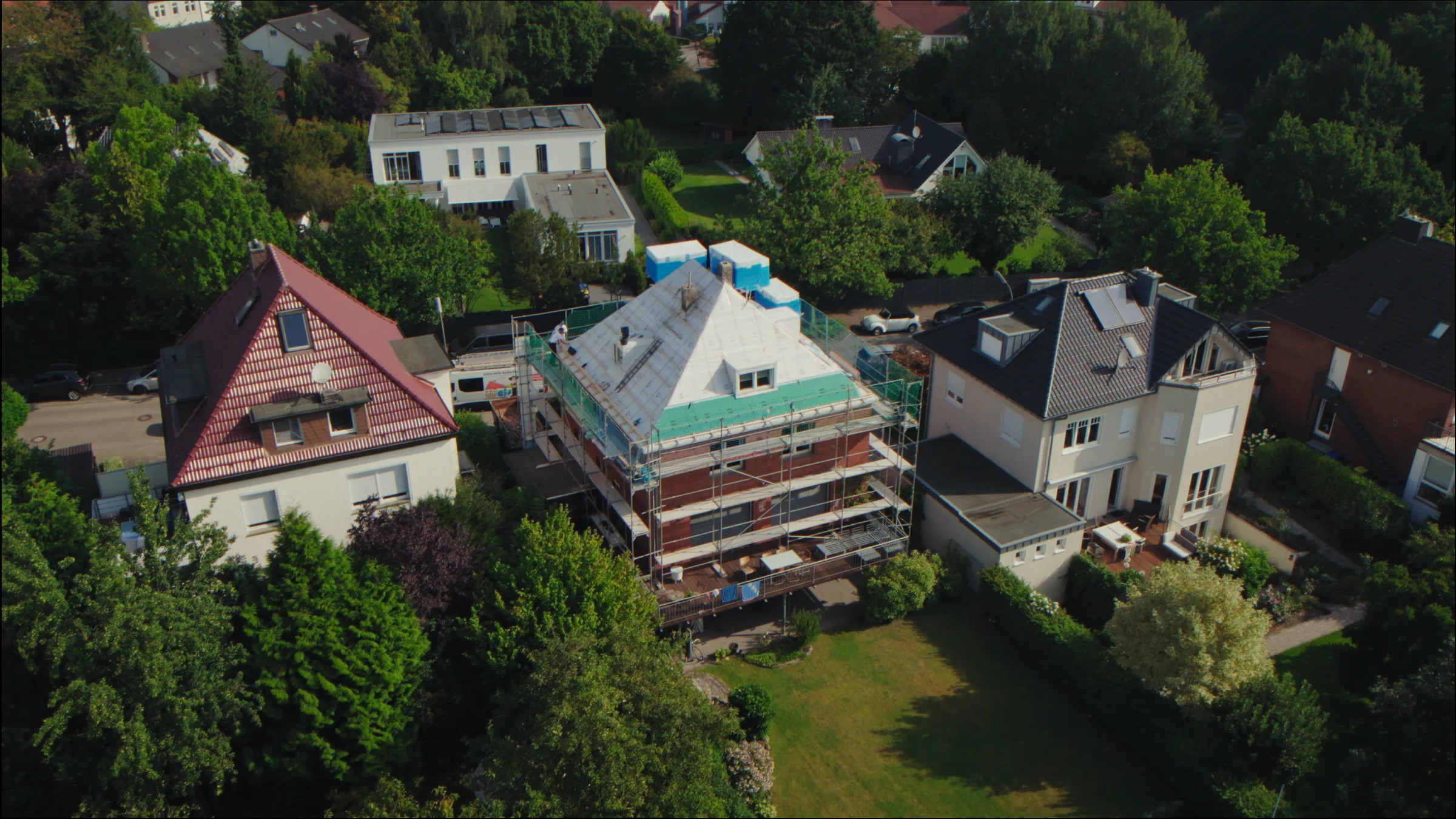 Luftaufnahme einer Wels-Baustelle mit Gerüst in einem Wohngebiet der Region